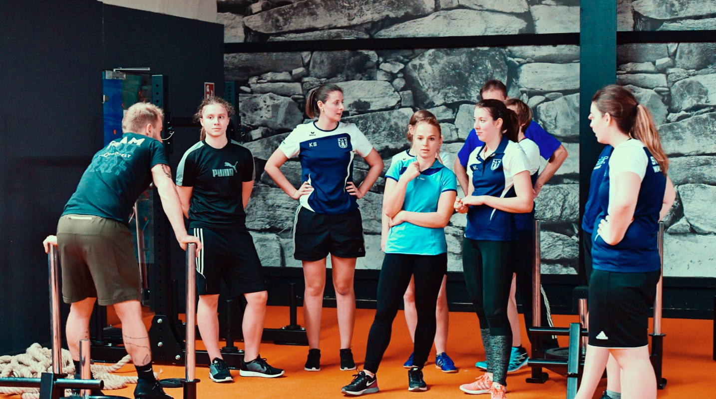 behind:the:scenes:it's:your:stage:start:play:repeat - SV Bavaria Waischenfeld die Frauenfußballmannschaft beim Cross Gym Trainin mit Bastian Lumpp in der Sportwelt Pegnitz